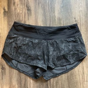 Lululemon Speed Up Lined Running Short 2.5” Inseam Black Snake Print Size 4